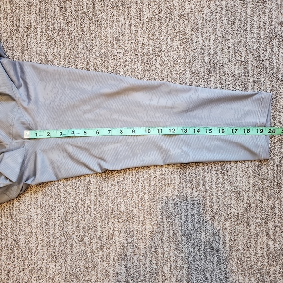 EUC Adidas Climalite Mid Rise Capri Leggings/Yoga Pants Grey Medium - Picture 9 of 9